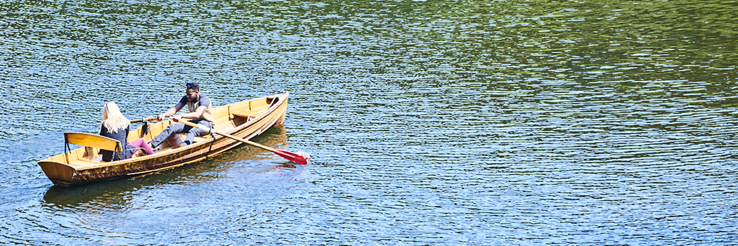 Two students in a rowing boat on the river Wear