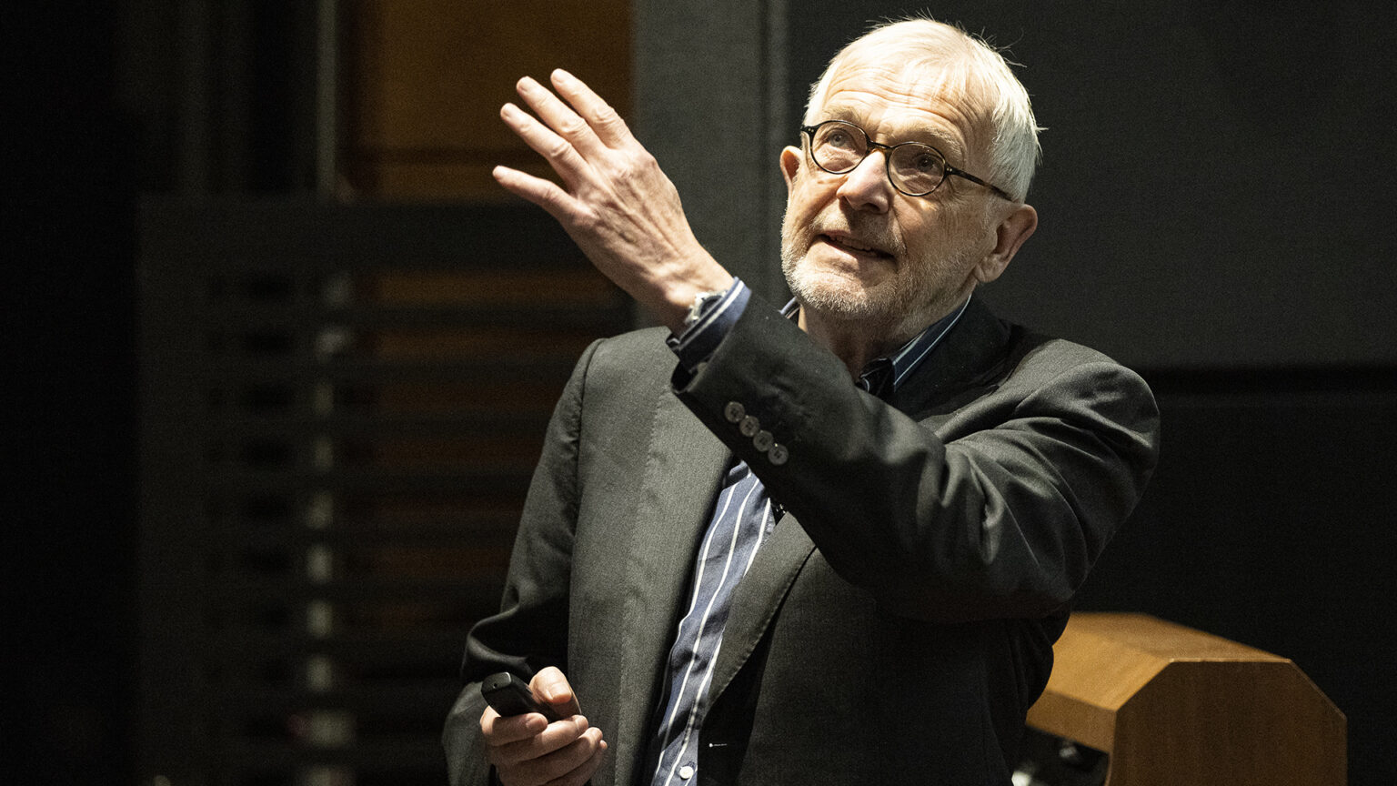 Image of Professor Francis Halzen giving a lecture